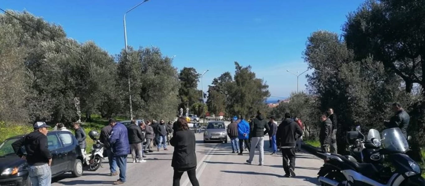 Οδοφράγματα από τους κατοίκους της Λέσβου για να μην φτάσουν στην Μόρια οι 400 νέοι παράνομοι μετανάστες